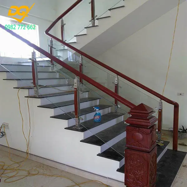 Hình ảnh thi công thực tế mẫu cầu thang gỗ kính tại nhà dân
