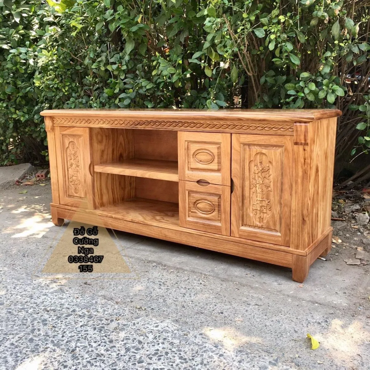 Kệ tivi gỗ hương sang trọng với thiết kế độc đáo