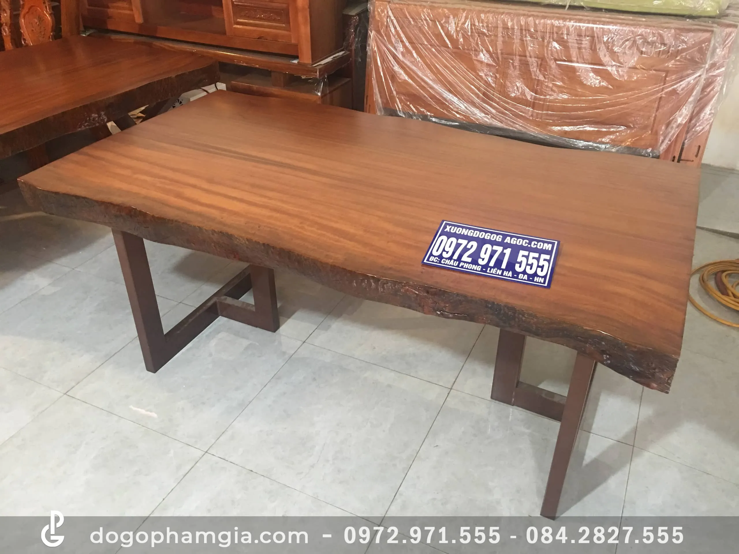 Cận cảnh mặt bàn ăn gỗ gõ đỏ nguyên khối với đường vân tự nhiên sắc nét