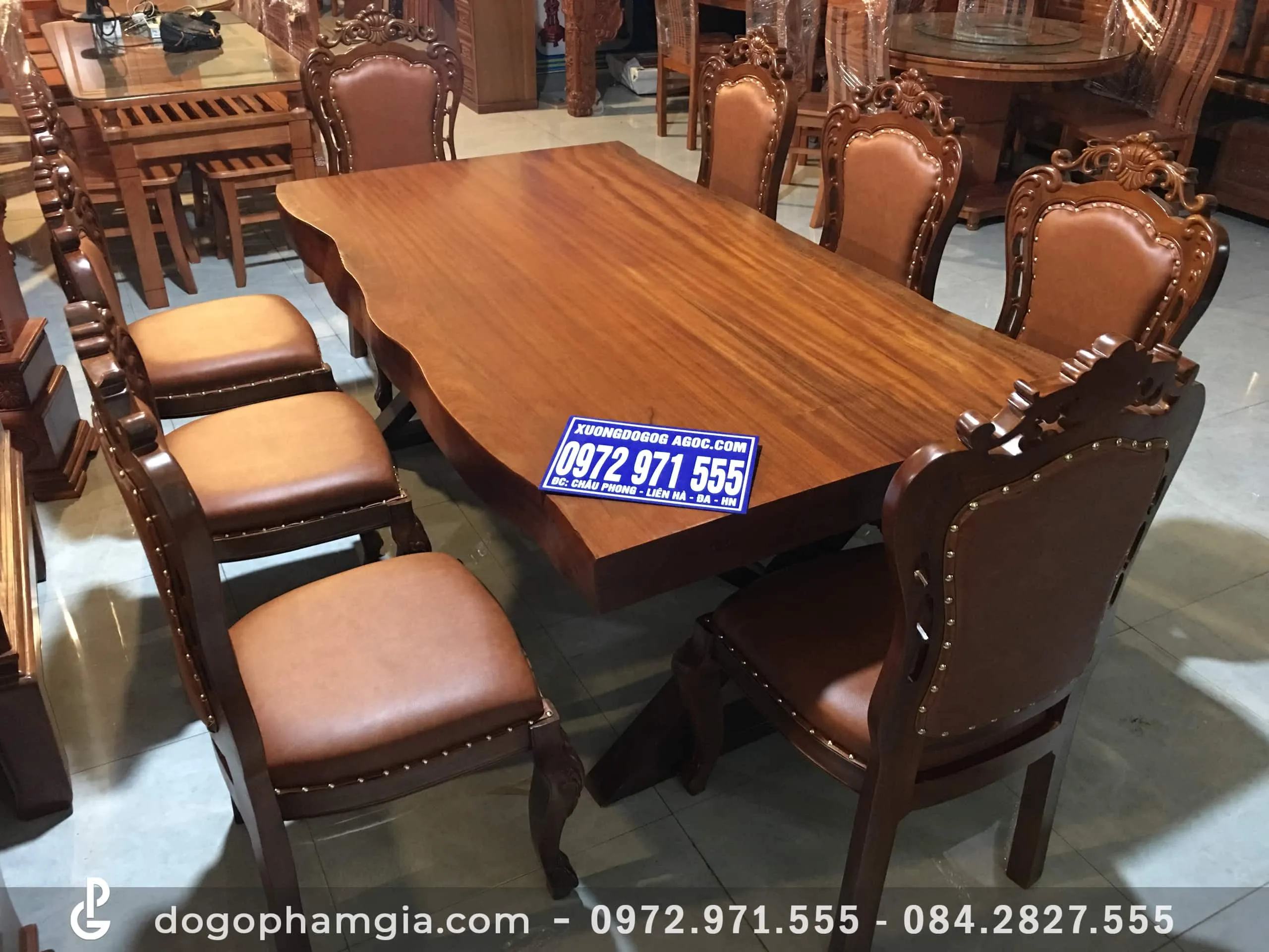Bộ bàn ăn gỗ gõ đỏ nguyên tấm Louis 8 ghế bọc da cao cấp trong không gian bếp