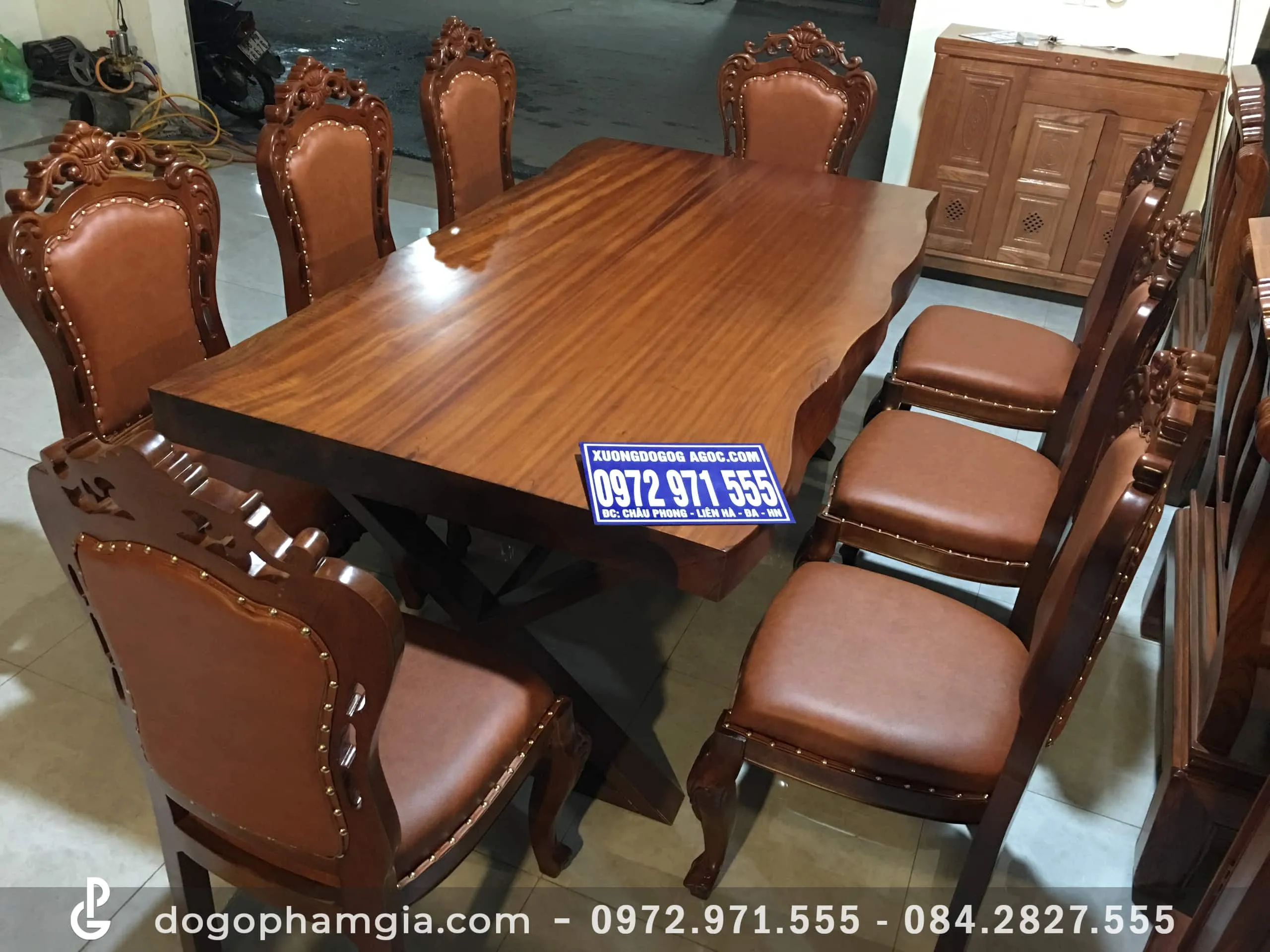 Bàn ăn gỗ gõ đỏ nguyên tấm tạo không gian phòng ăn ấm cúng và thanh lịch