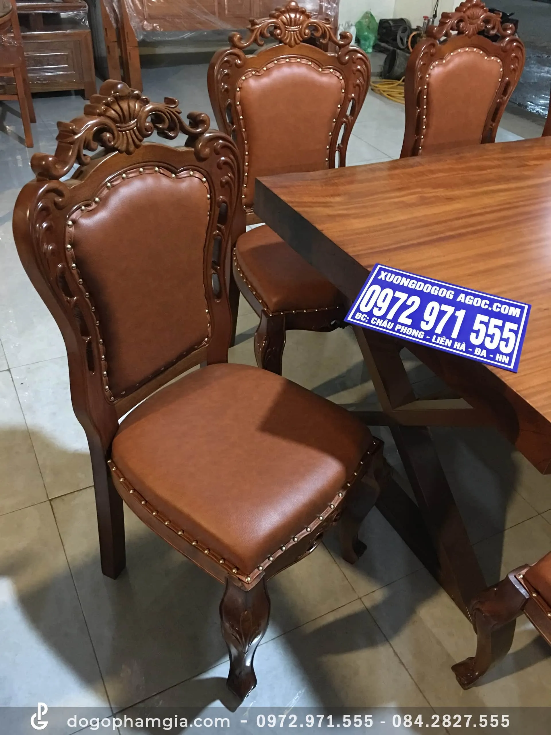 Ghế Louis bọc da êm ái, một phần của bộ bàn ăn gỗ gõ đỏ