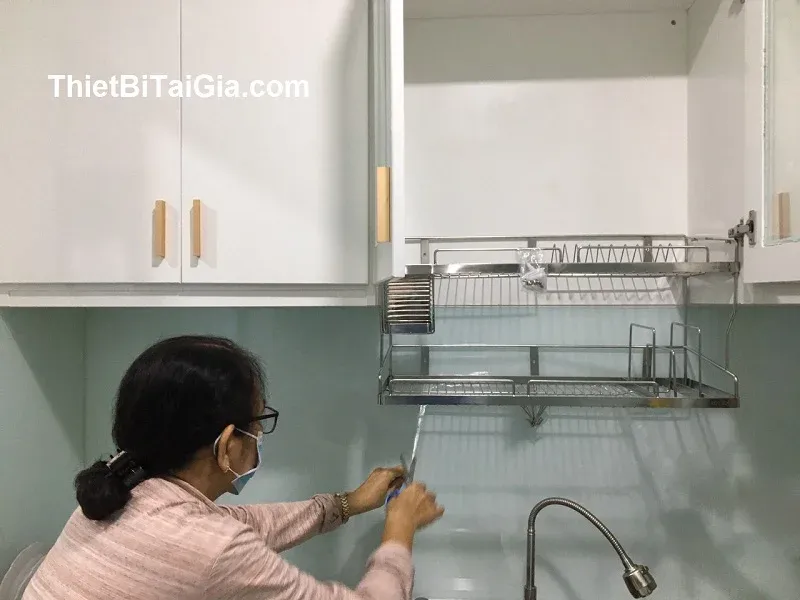 Kệ chén inox 2 tầng treo tủ bếp inox 304 cao cấp với thiết kế khay thoát nước và móc treo đa năng