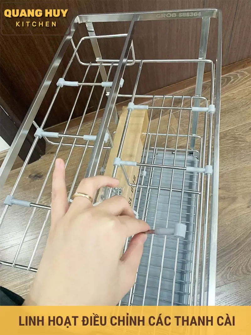 Thanh cài này có tác dụng giúp bạn dễ dàng thay đổi kích thước để phù hợp với kích thước của các chai lọ khác nhau