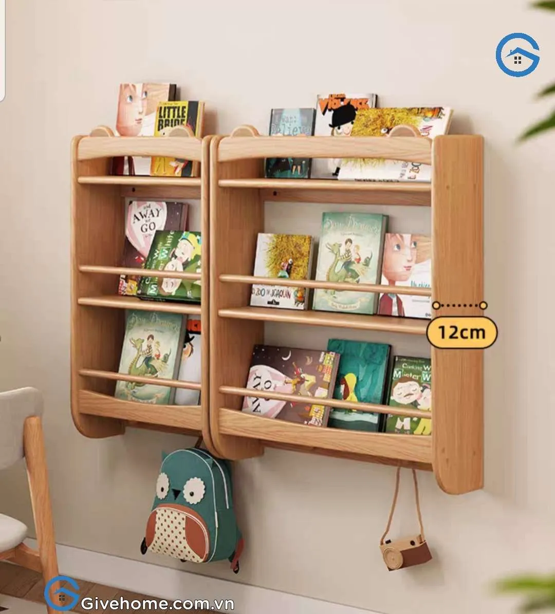 Hình ảnh thực tế kệ sách treo tường bằng gỗ tự nhiên màu sồi