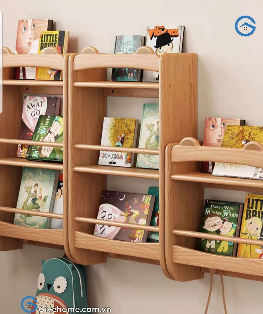 Kệ sách treo tường bằng gỗ tự nhiên trong không gian phòng ngủ
