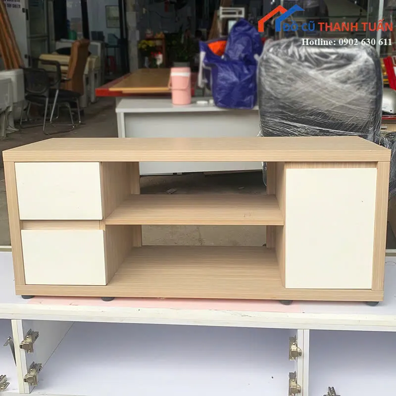 Kệ tivi cũ màu vân gỗ phối trắng thiết kế nhỏ gọn