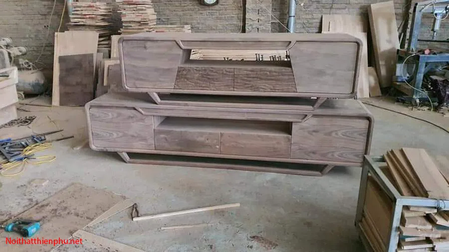 Cận cảnh vân gỗ tự nhiên trên kệ tivi gỗ óc chó cao cấp