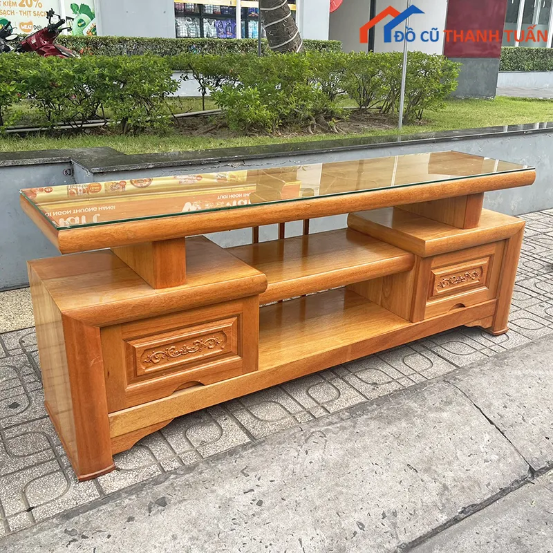Kệ tivi gỗ tự nhiên màu nâu có hoa văn tân cổ điển