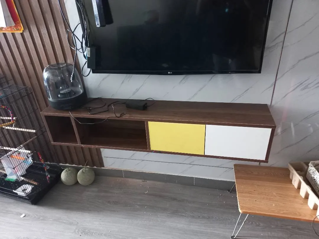 Kệ tivi màu sắc hài hòa với tông màu chủ đạo của phòng khách