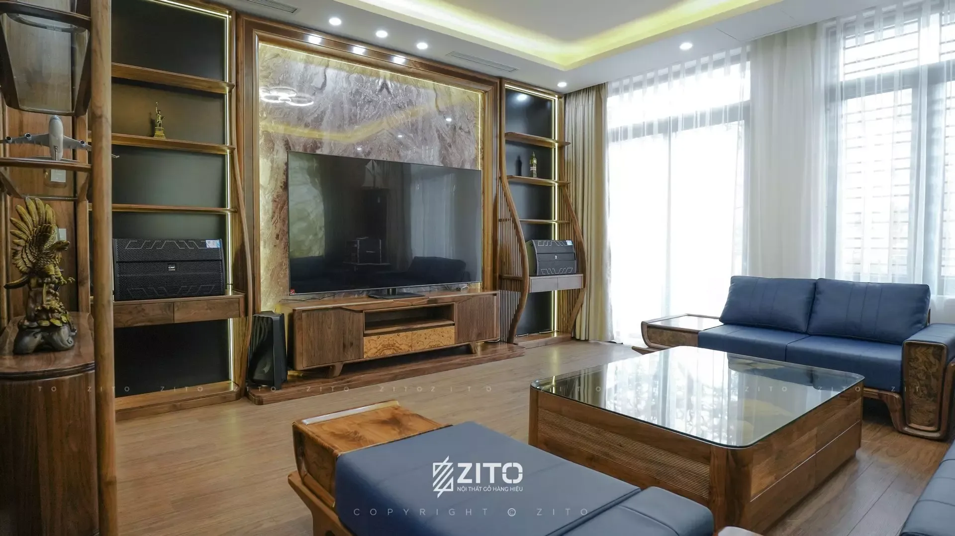 Kệ tivi gỗ óc chó với thiết kế hiện đại, màu nâu trầm ấm áp