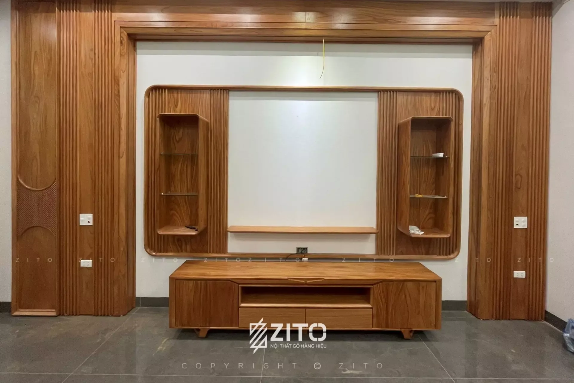 Mẫu kệ tivi gỗ hiện đại kết hợp với hệ vách và tủ trang trí, tối ưu hóa không gian phòng khách