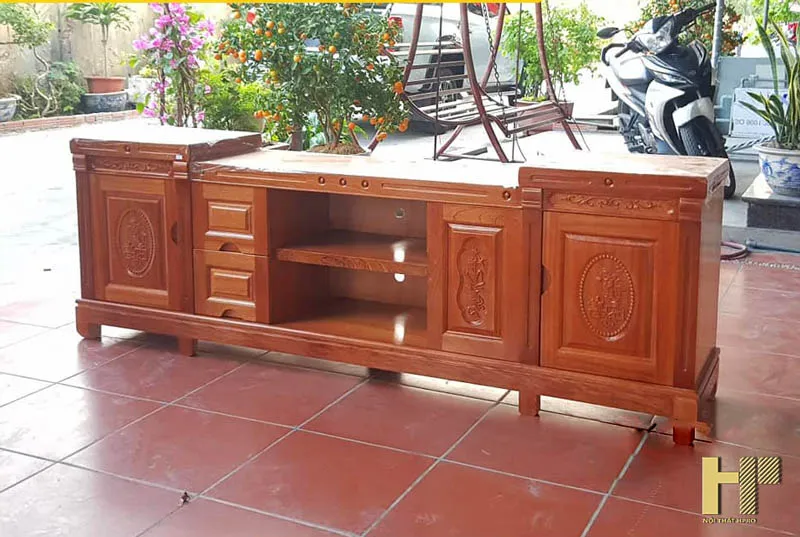 Kệ tivi gỗ xoan đào 2m2 với khoang tủ hai đầu