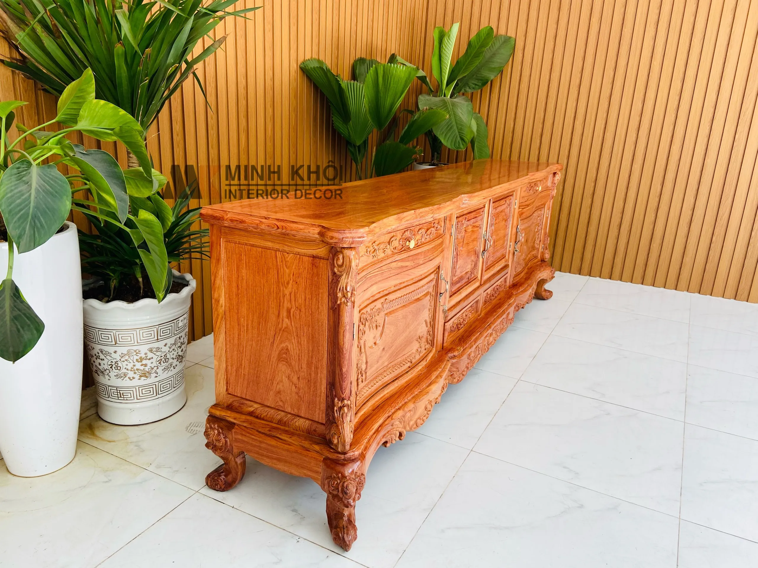 Chi tiết đường vân gỗ hương đá tự nhiên và hoa văn acanthus chạm tay trên kệ tivi