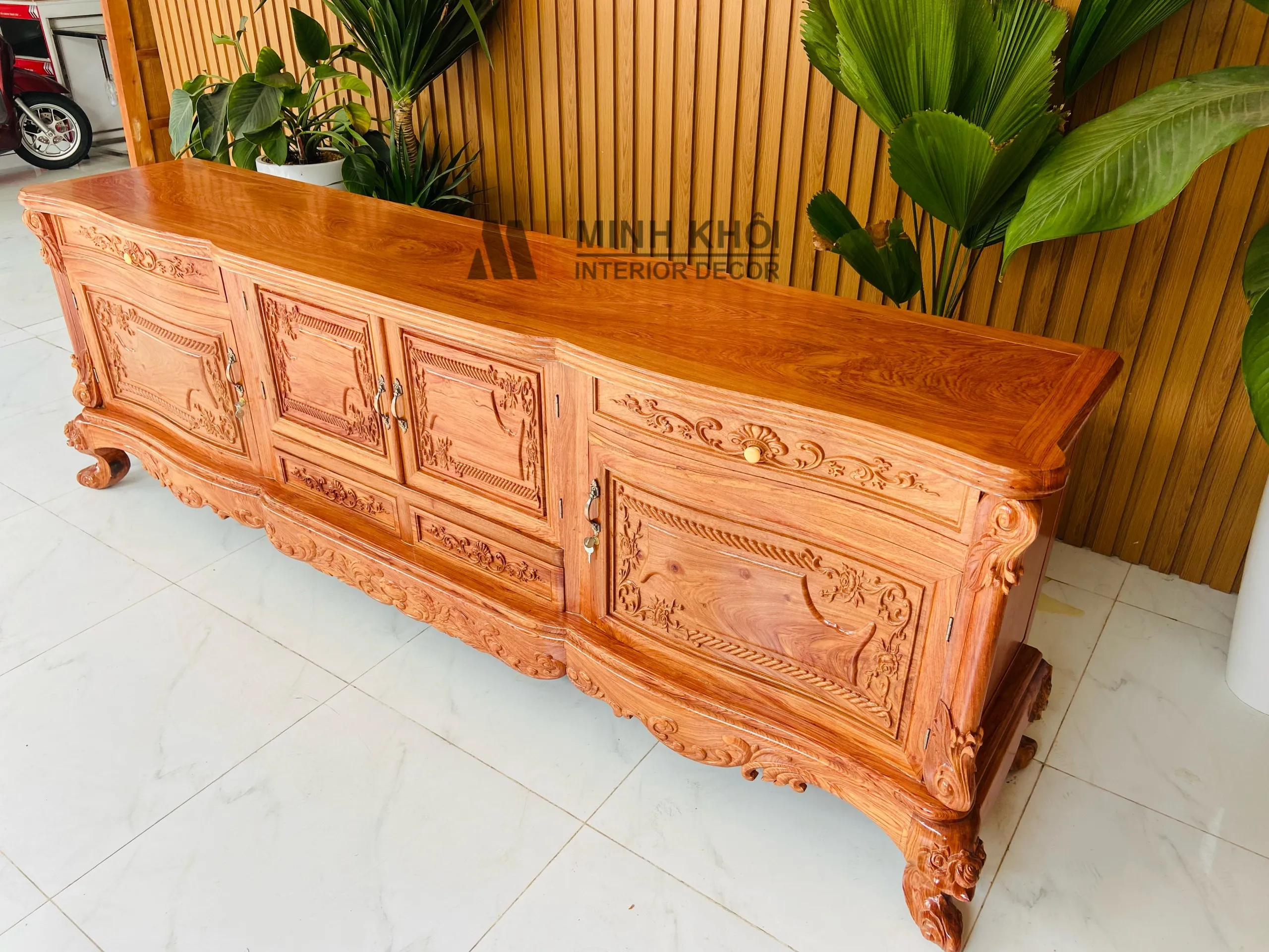 Kệ tivi gỗ hương đá 2m2 với 4 ngăn kéo ray giảm chấn Blum và 3 cánh tủ