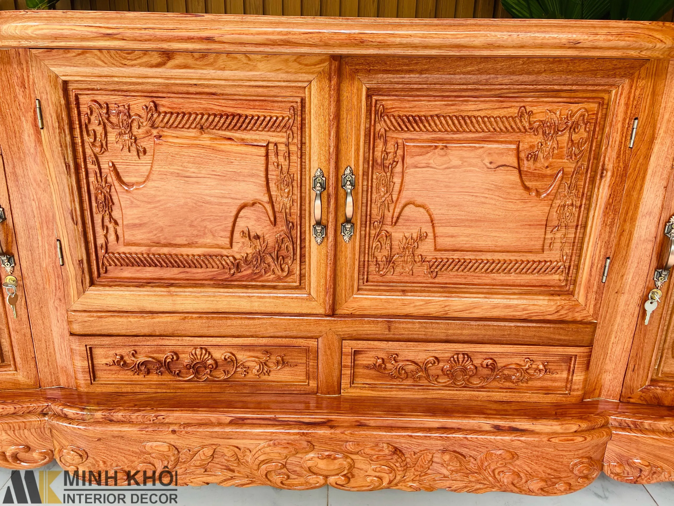 Góc nghiêng kệ tivi gỗ hương đá mặt cong thể hiện độ cong bombé đặc trưng phong cách Louis XV