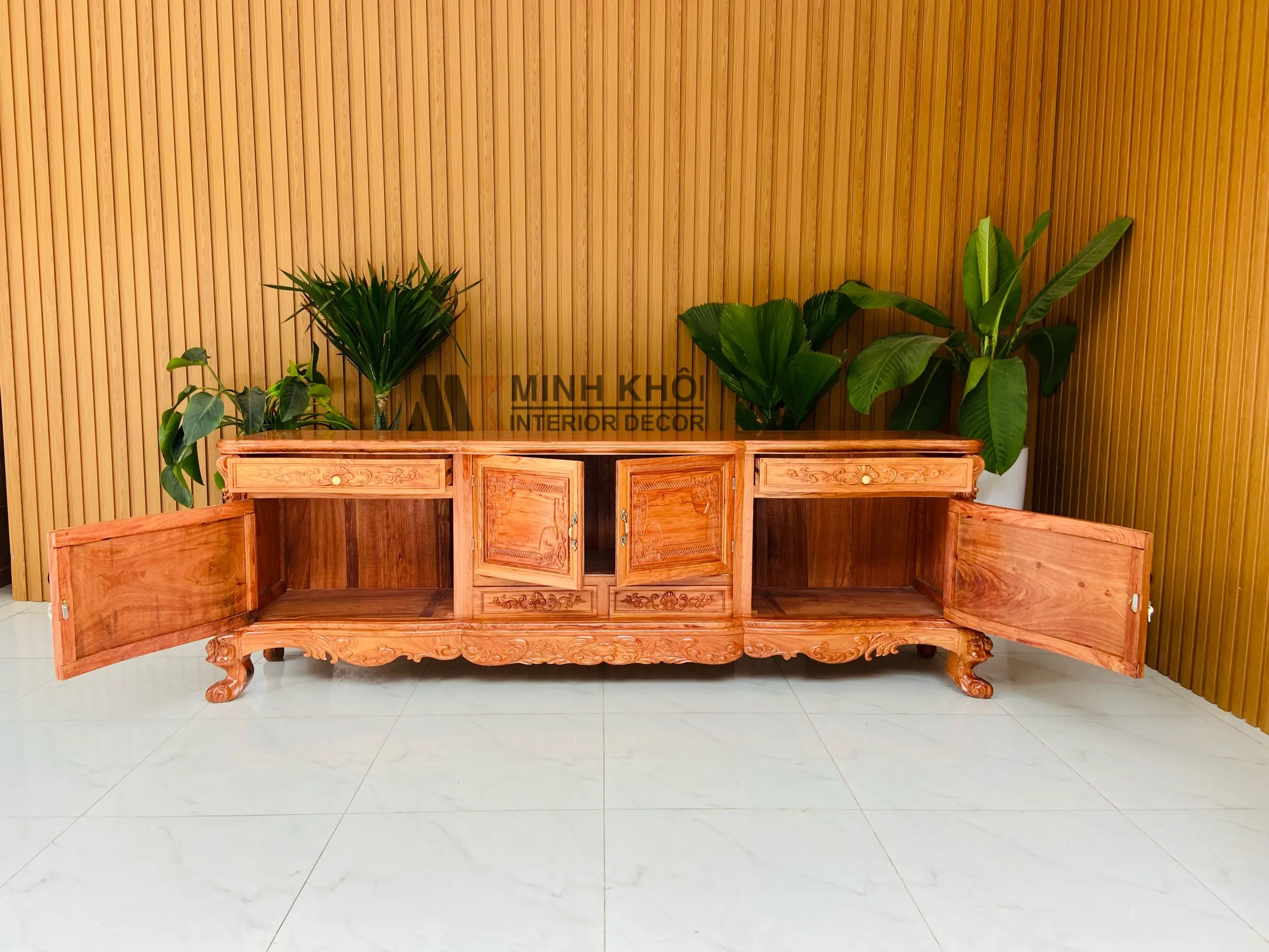 Chi tiết tay nắm đồng vàng gold và hoa văn rocaille trên cánh tủ kệ tivi gỗ hương đá