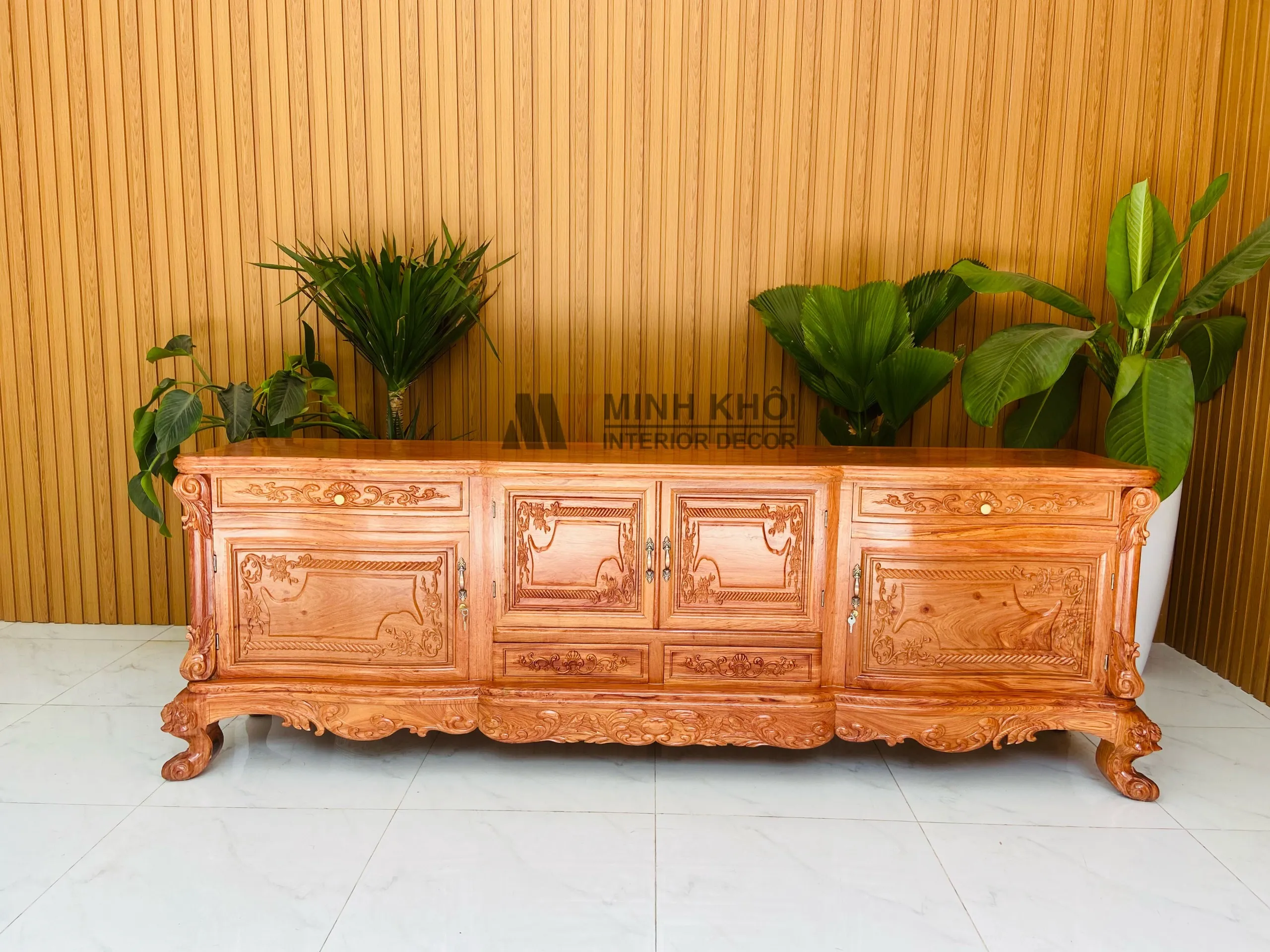 Kệ tivi gỗ hương đá mặt cong phong cách tân cổ điển Pháp với hoa văn chạm khắc tinh xảo