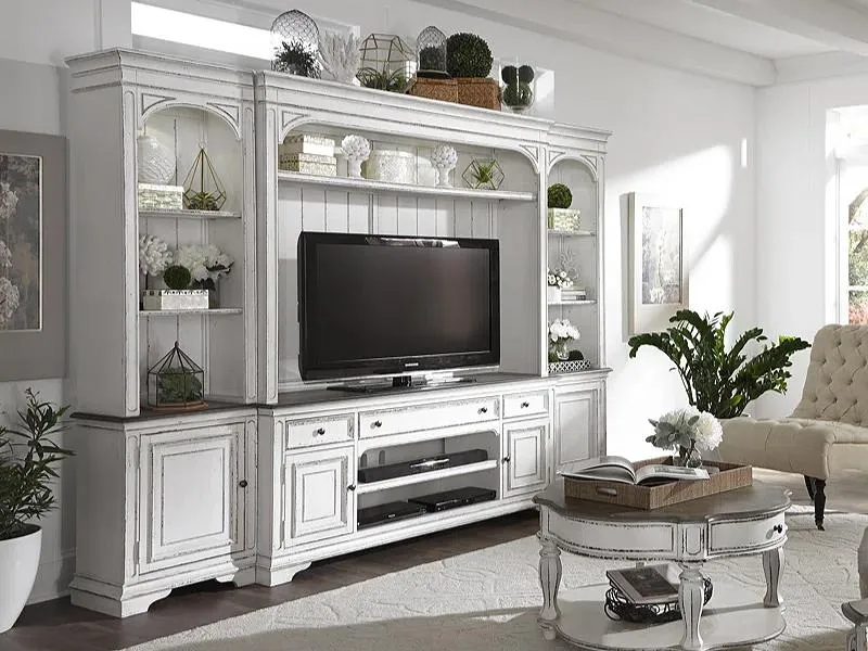 Kệ tivi kết hợp tủ sách trong phòng đọc sách, tạo nên một không gian mang đậm tính thẩm mỹ