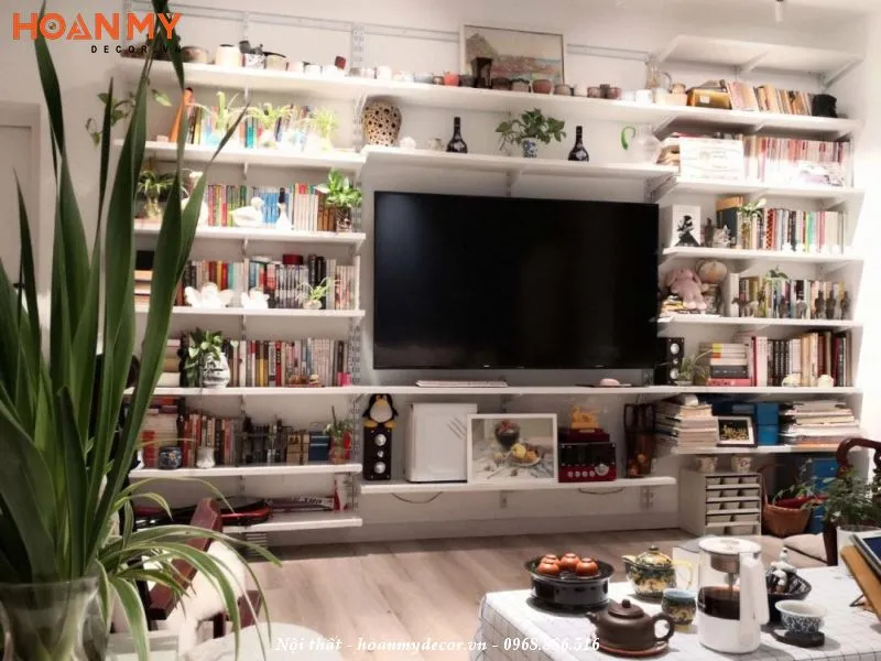 Trước khi mua hoặc đặt làm kệ tivi, hãy đo kích thước không gian