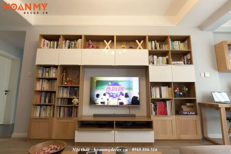 Thi công kệ tivi kết hợp tủ sách gỗ công nghiệp trong phòng khách hiện đại