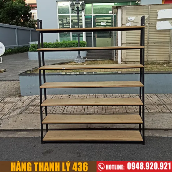 Kệ trưng bày cũ bằng gỗ, thích hợp cho việc trưng bày đồ uống hoặc vật trang trí