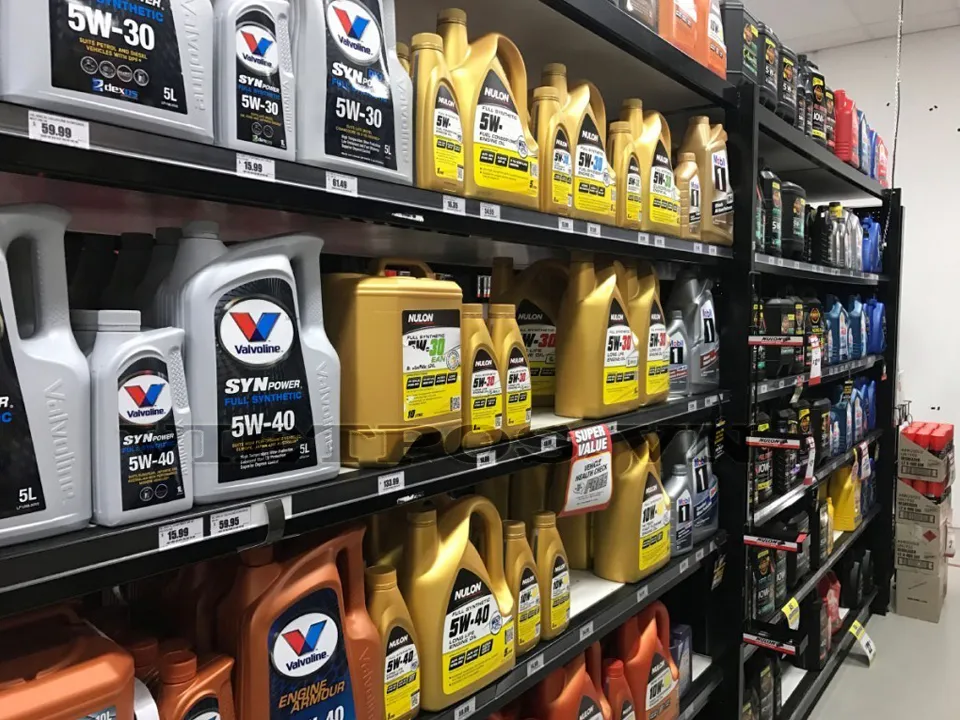 Kệ trưng bày dầu nhớt với thiết kế khung sắt siêu chịu lực đảm bảo an toàn