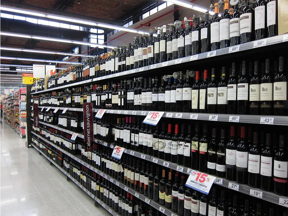 Kệ trưng bày rượu sang trọng kết hợp giữa chất liệu sắt và gỗ tinh tế