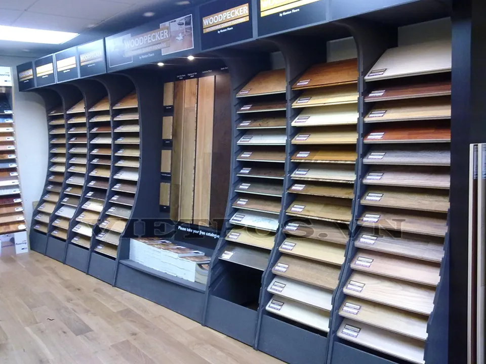 Mẫu kệ trưng bày sàn gỗ hiện đại giúp không gian cửa hàng thêm phần chuyên nghiệp