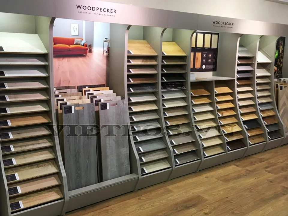 Hệ thống kệ trưng bày sàn gỗ được thiết kế tối ưu cho việc quan sát mẫu vật liệu