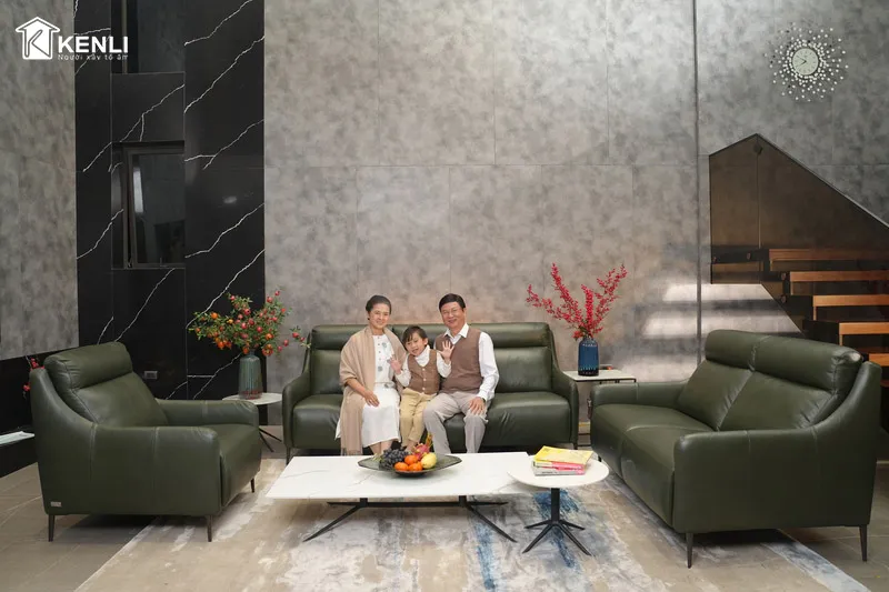 Ghế sofa da có các đường chiết eo và rút nút, mang phong cách cổ điển