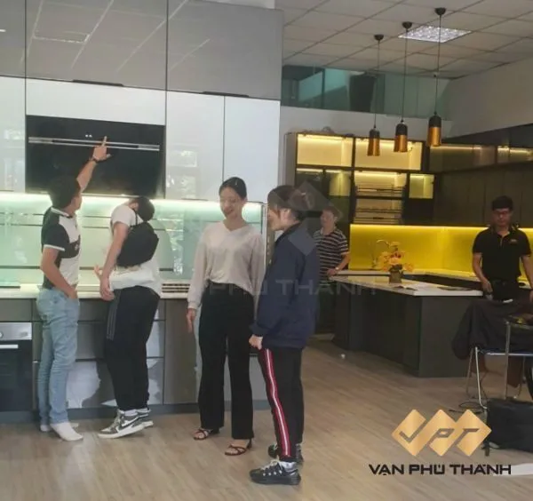 Khách hàng tham khảo các giải pháp thiết kế thi công tủ bếp module đóng sẵn tại showroom