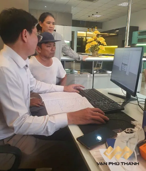 Khách hàng tư vấn trực tiếp với kiến trúc sư về thiết kế tủ bếp nhôm kính nhỏ