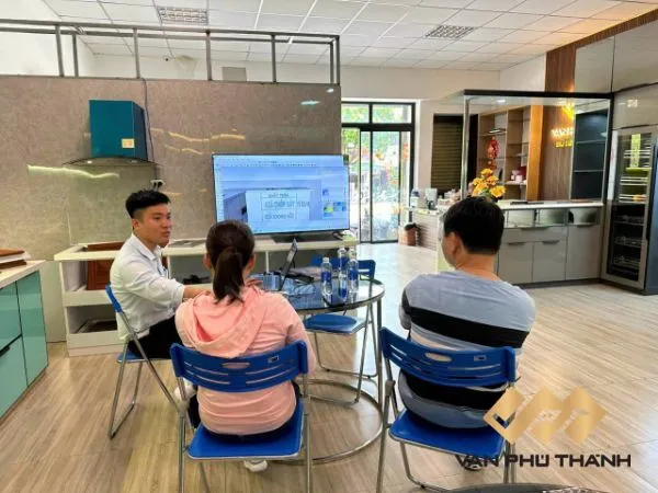 Khách hàng nhận tư vấn miễn phí tại showroom