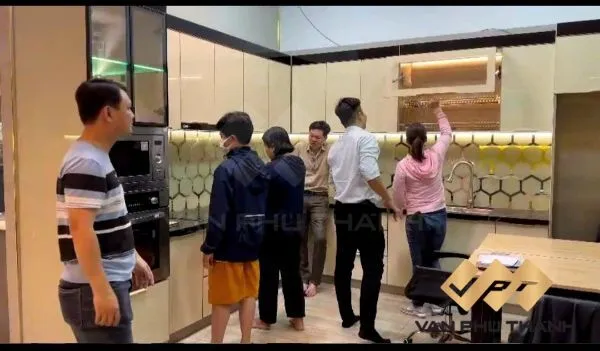 Khách hàng tham quan showroom tủ bếp Đại Phát với nhiều mẫu tủ bếp nhôm kính nhỏ