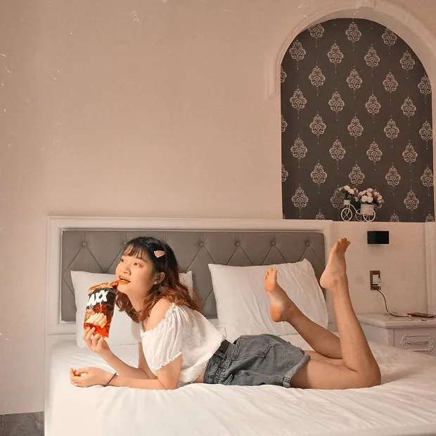 Không gian phòng nghỉ sang trọng với tông màu trầm sang trọng tại khách sạn Sun Beach