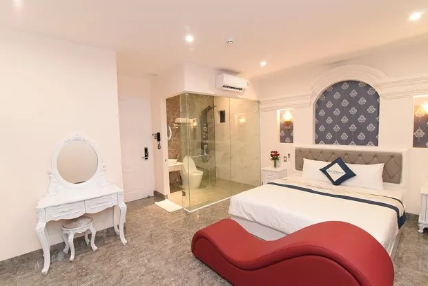 Ghế tình yêu được bố trí trong không gian phòng nổi bật tại khách sạn Sun Beach