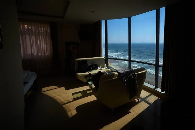 Tại mỗi phòng khách sạn corvin Vũng Tàu đều được trang bị những khung cửa kính sát trần tận dụng ánh nắng đẹp đẽ nơi đây