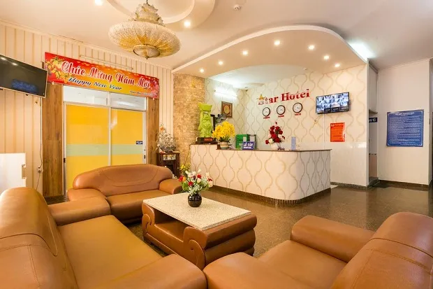 Khuôn viên lễ tân khách sạn ấm cúng với tông màu vàng ấm tại Star Hotel VT
