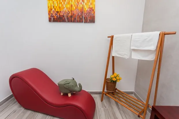 Ghế tantra chính là một trong những điểm nhấn của căn phòng tại Ở Đâu Đây Boutique