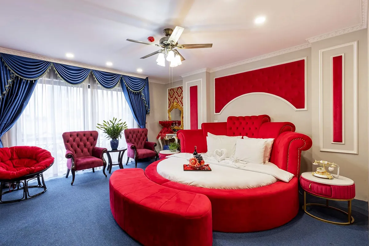 Hoàng Gia Hotel sử dụng tông màu ấn tượng, pha trộn giữa nét cổ kính và hiện đại