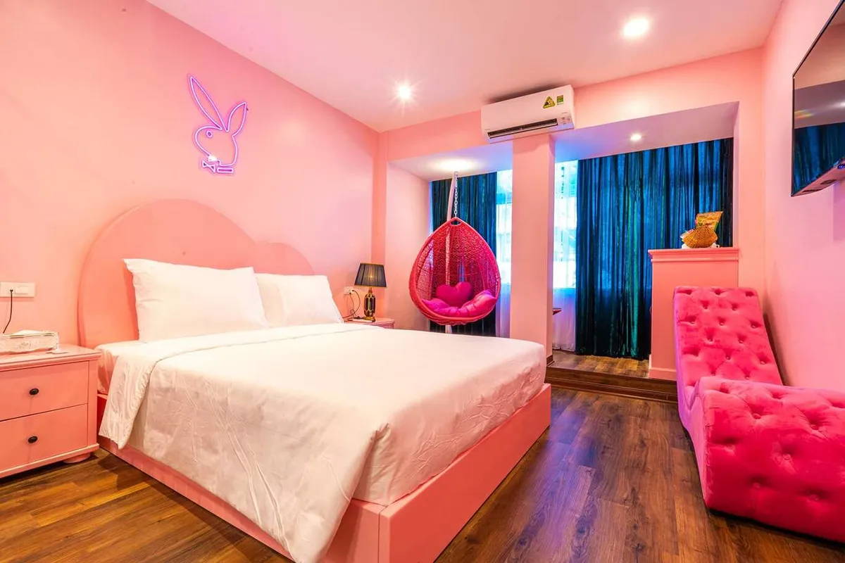 Tông màu hồng cánh sen quyến rũ ở Min Hotel mang lại cảm giác ngọt ngào