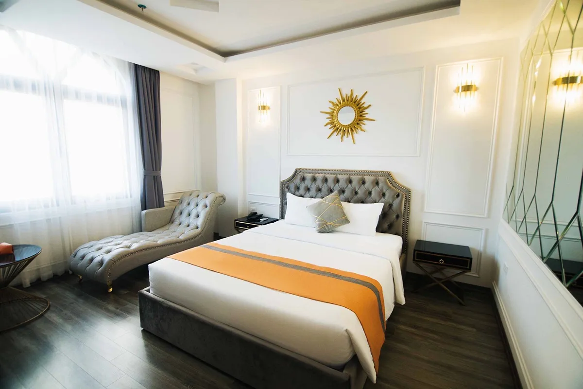 NNT Hotel Trung Kính có không gian thanh lịch với nội thất hiện đại và ghế tình yêu
