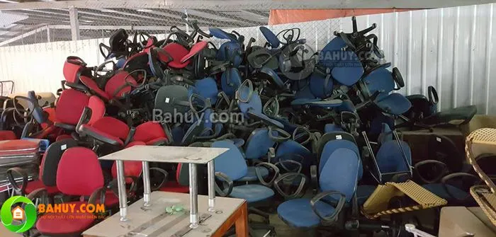 Kho nội thất văn phòng thanh lý lớn với nhiều mẫu bàn ghế