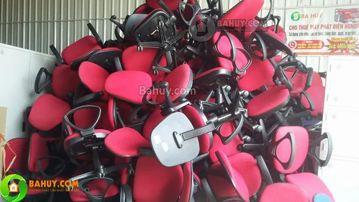 Ghế xoay thanh lý được trưng bày sẵn trong kho cho khách dễ dàng chọn lựa