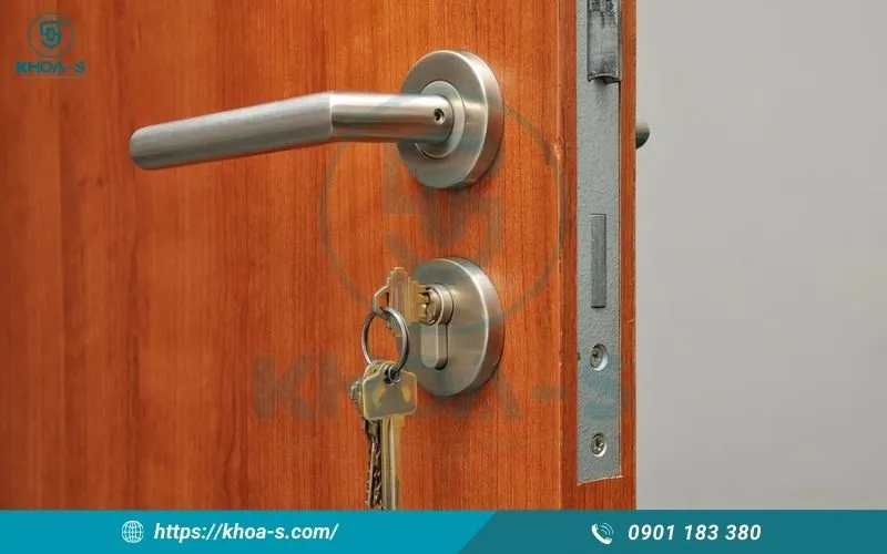 Chọn khóa cửa gỗ 2 cánh phù hợp với đặc điểm, tính năng mỗi loại