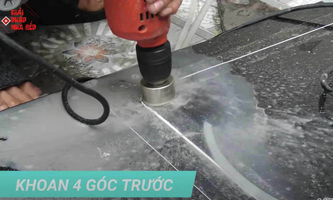 Khoan đá ở 4 góc với các chậu rửa bát âm bàn có góc lượn