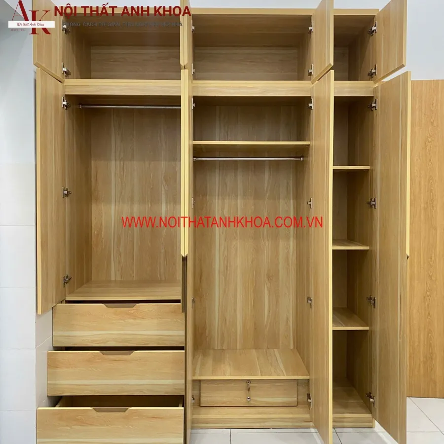 Chi tiết bên trong tủ quần áo với ngăn kéo và thanh treo