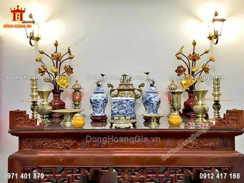 Không gian phòng thờ gia tiên bài trí trang nghiêm