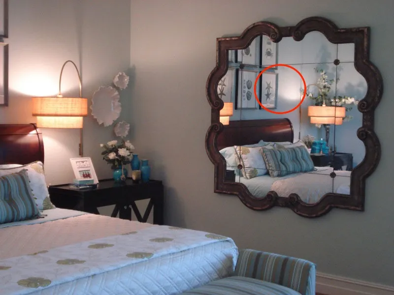 Tránh treo ảnh cưới đối diện gương